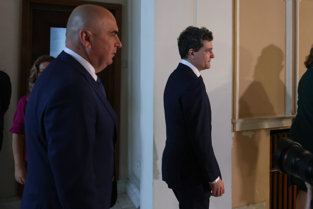cota unica stanga dreapta economie