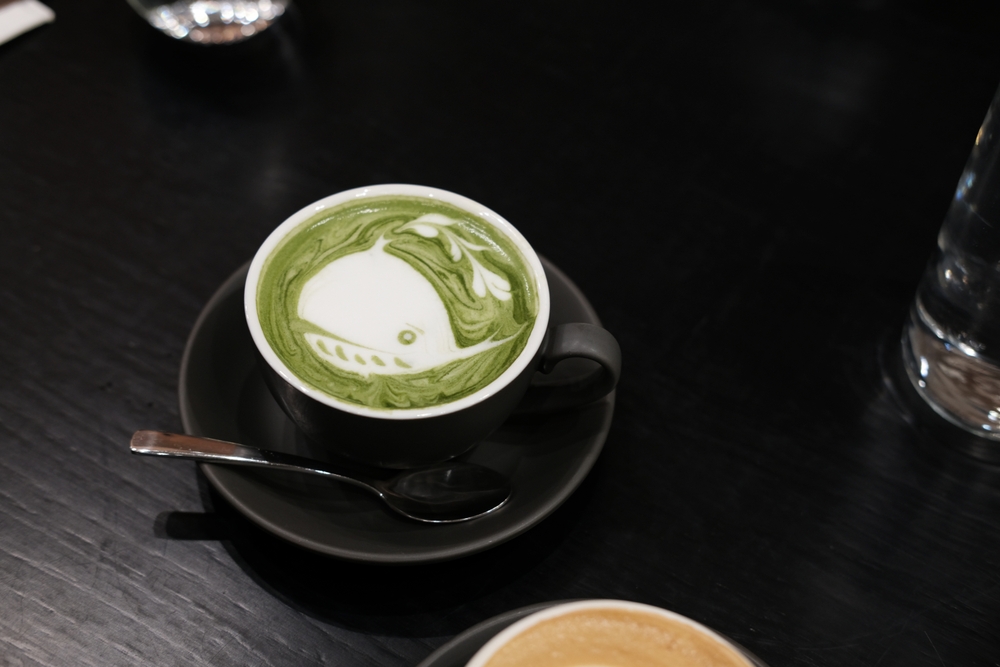 De la „suspecții de serviciu” cappuccino și flat white, la cold brew și matcha latte: ce mai beau românii în cafenele